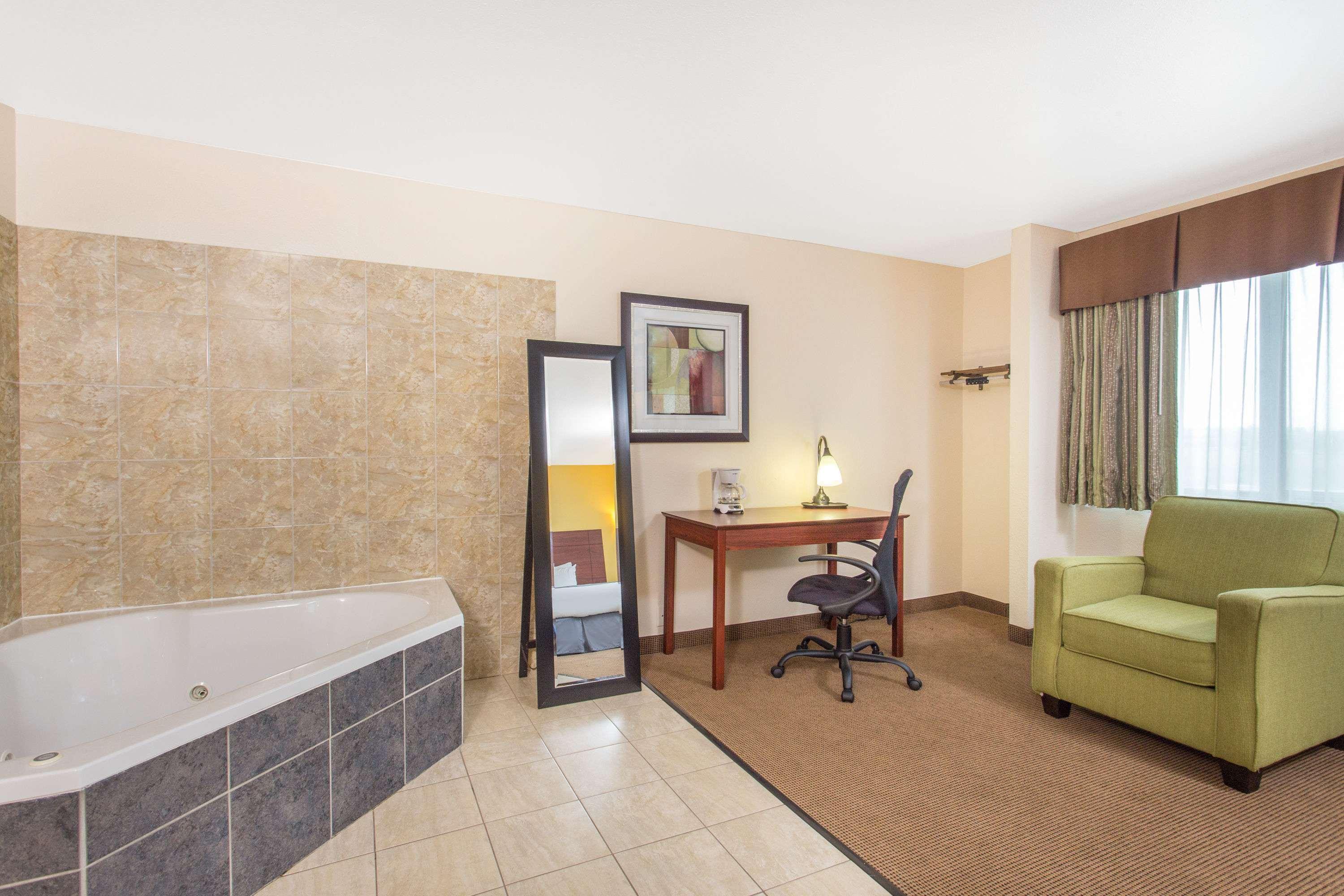 מלון Baymont By Wyndham דובוק מראה חיצוני תמונה